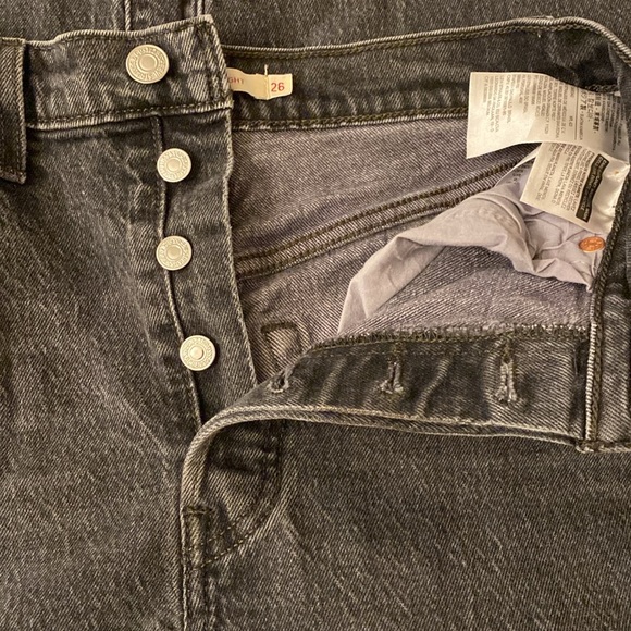 Women’s Black Levi Cropped Jeans - Picture 3 of 5